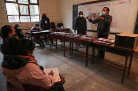 Ciudadanos realizan el recuento de votos hoy en la ciudad de El Alto (Bolivia).