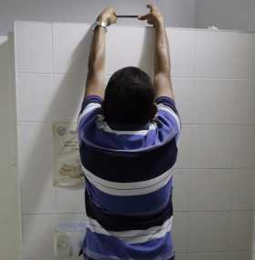A un vigilante de la Territorial de Salud lo pillaron tomándole fotos en un baño, a escondidas, a una funcionaria