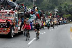 Caravana de chivas o buses escalera al paso por el municipio de Silvania, Cundinamarca, rumbo a Bogotá. 