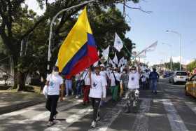 Desmovilizados de las Farc transitan por las calles de Medellín este jueves, en la llamada "Marcha de peregrinación por la vida 