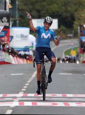 El corredor español Marc Soler, del equipo Movistar Team, entra vencedor en la meta de la segunda etapa de la Vuelta Ciclista a 