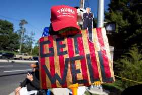 Simpatizantes de Donald Trump se reunieron a las afueras del Walter Reed National Military Medical Center para brindarle apoyo. 