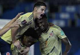 Duvan Zapata (d) celebra su gol con Juan Cuadrado (c) y James Rodríguez, en el partido debut de las Eliminatorias Sudamericanas 
