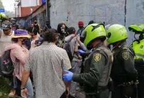 Desacuerdo entre manifestantes y Alcaldía por intervención en mural de la Avenida Centenario de Manizales