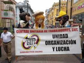 Marcha de maestros y centrales obreras en Manizales se dirige a la Plaza de Bolívar
