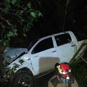 Camioneta rodó 150 metros por ladera de Sabinas: un herido