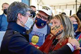 Foto I EFE I LA PATRIA  Claudia López, alcaldesa de Bogotá, saluda a los familiares de las víctimas de los abusos policiales. Ay