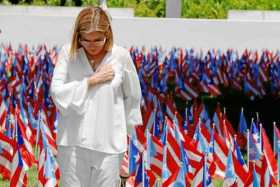 La alcaldesa de San Juan, Carmen Yulín Cruz, rindió ayer homenaje frente a 3 mil banderas nacionales que recuerdan los muertos t