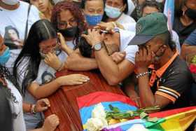 Familiares y amigos le dieron el domingo el último adiós a Juliana Giraldo, asesinada el jueves en Miranda (Cauca) por un miembr