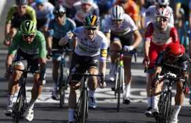  El irlandés Sam Bennett (c) del Deceuninck Quick-Step gana la décima etapa del Tour de Francia.