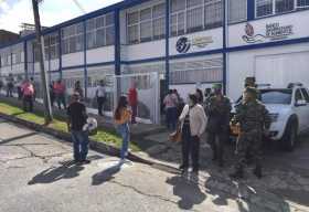 Soldados del Batallón Ayacucho ayudan en la entrega de los mercados, que será hasta el viernes.