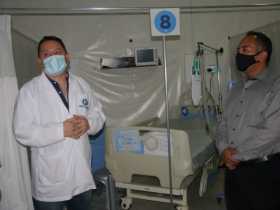 El gerente del Hospital San Marcos, Aníbal Rueda, y el alcalde de Chinchiná, Eduardo Grisales, muestran cómo quedaron los 10 mód
