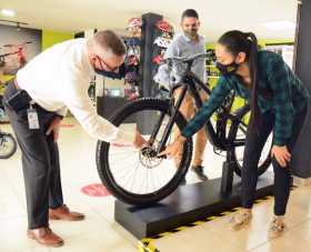 Según los dueños de las tiendas especializadas, las personas optaron por comprar bicicletas porque es una movilidad biosegura qu