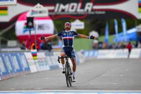  El francés Julian Alaphilippe celebra mientras cruza la línea de meta para ganar la carrera de ruta Élite masculina de 258,2 km