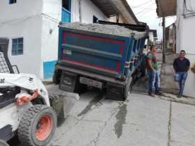 Vía en mal estado en Pácora.