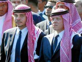 El príncipe Hamzah bin Al Hussein (izquierda) con su medio hermano el rey Abdalá II de Jordania.
