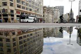 Turistas caminan hoy por el centro histórico de Bogotá.