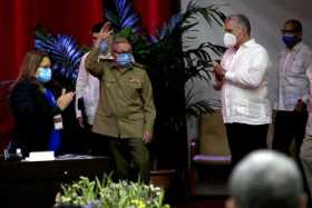 El general del Ejército Raúl Castro Ruz (c), el primer secretario del Comité Central del Partido Comunista de Cuba (CC PCC), y e