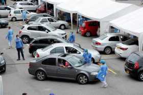 Personas hacen fila hoy en sus vehículos para ser vacunados contra la covid-19, durante una jornada de inmunización para persona