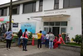 Las personas que acudieron ayer por la mañana al Hospital San Marcos lo hicieron para recibir la vacuna contra la covid-19, a lo