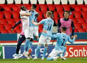 Riyad Mahrez (2-i) del Manchester City celebra con sus compañeros de equipo tras anotar el segundo gol de su equipo durante la s