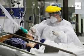 Personal médico trabaja hoy en una unidad de cuidados intensivos en el Hospital El Tunal, en Bogotá