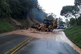 Un derrumbe mantiene cerrada la vía entre Manizales y Fresno