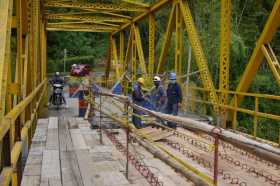 Esta semana harán el vaciado de la loza en el puente La Ínsula sobre el río Campoalegre, no permitirán el paso de personas a pie
