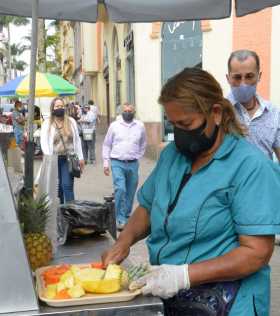 Leonor Poveda, trabajadora informal, vende frutas en la 23 del centro de Manizales.