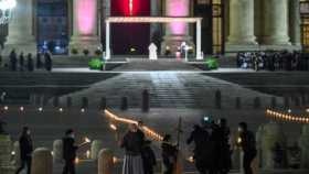 El papa Francisco preside el viacrucis de los niños en una plaza vaticana desierta