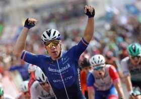 El ciclista neerlandés del Deceuninck Fabio Jakobsen (c) celebra su victoria durante la octava etapa de la Vuelta a España, este