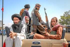 Foto | EFE | LA PATRIA   Combatientes talibanes son vistos en la parte trasera de un vehículo en Kabul mientras que Abdul Ghani 