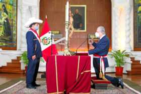 Pedro Castillo, presidente de Perú, tomando el juramento a Óscar Maúrtua de Romaña como ministro de Relaciones Exteriores, cerem