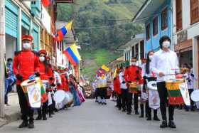 Tributo a la libertad: desfile del 7 de agosto en Caldas