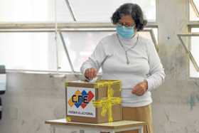 Esta persona votó en las elecciones primarias abiertas del Partido Socialista Unido de Venezuela, en Caracas (Venezuela). 