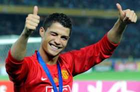 El futbolista europeo del año del Manchester United, Cristiano Ronaldo de Portugal, guiña un ojo a los fanáticos que celebran la