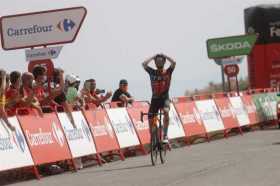 El ciclista italiano del Bahrain, Damiano Caruso, celebra su victoria en la novena etapa de la Vuelta Ciclista a España, entre P