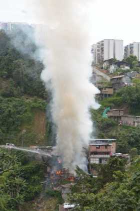 Fotos| Freddy Arango| LA PATRIA El incendio se reportó antes de las 4:00 de la tarde de ayer. Rescataron sanas y salvas a dos ma