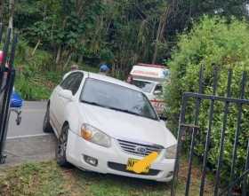 Dos lesionados en choque entre moto y carro en la vía Manizales-Neira