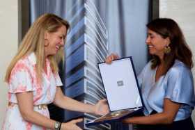 La primera dama de Colombia, María Juliana Ruiz (d) entrega la medalla de honor de la Asociación Mundial de Juristas a la decana