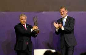 El rey Felipe VI de España entregó ayer al presidente de Colombia, Iván Duque, el Premio Mundial de la Paz y la Libertad de la W
