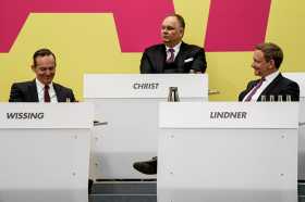 Lindner y Wissing (L) hablan delante del tesorero del partido, Harald Christ, durante la convención extraordinaria del Partido L