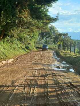 El barro y los huecos se apoderaron de la vía 