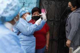 Imagen de archivo de brigadas de vacunación recorren el distrito de Villa El Salvador para aplicar la tercera dosis contra la co