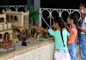 Los niños disfrutan del pesebre en movimiento en el kiosco del parque de Bolívar.