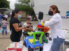 Regalaron tintos en el parque de Chinchiná, a cambio de un pocillo de tinto. La campaña fue de la primera gestora, Jenny Paola C