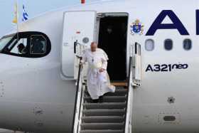 El papa Francisco desciende por la escalerilla del avión a su llegada al aeropuerto internacional "Eleftherios Venizelos" de Spa