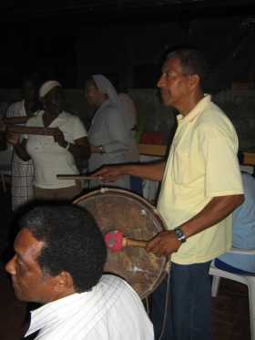 Los arrullos se entonan con instrumentos de percusión folclórica, como el tambor, el alegre y el llamador. Todos hechos de mader