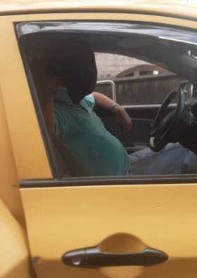 La mujer indicó que el taxista se tapó el rostro cuando le trataron de tomar una foto-denuncia.