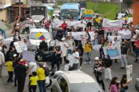 Protestan al frente de las instalaciones de LA PATRIA en contra de la vacunación contra la covid-19